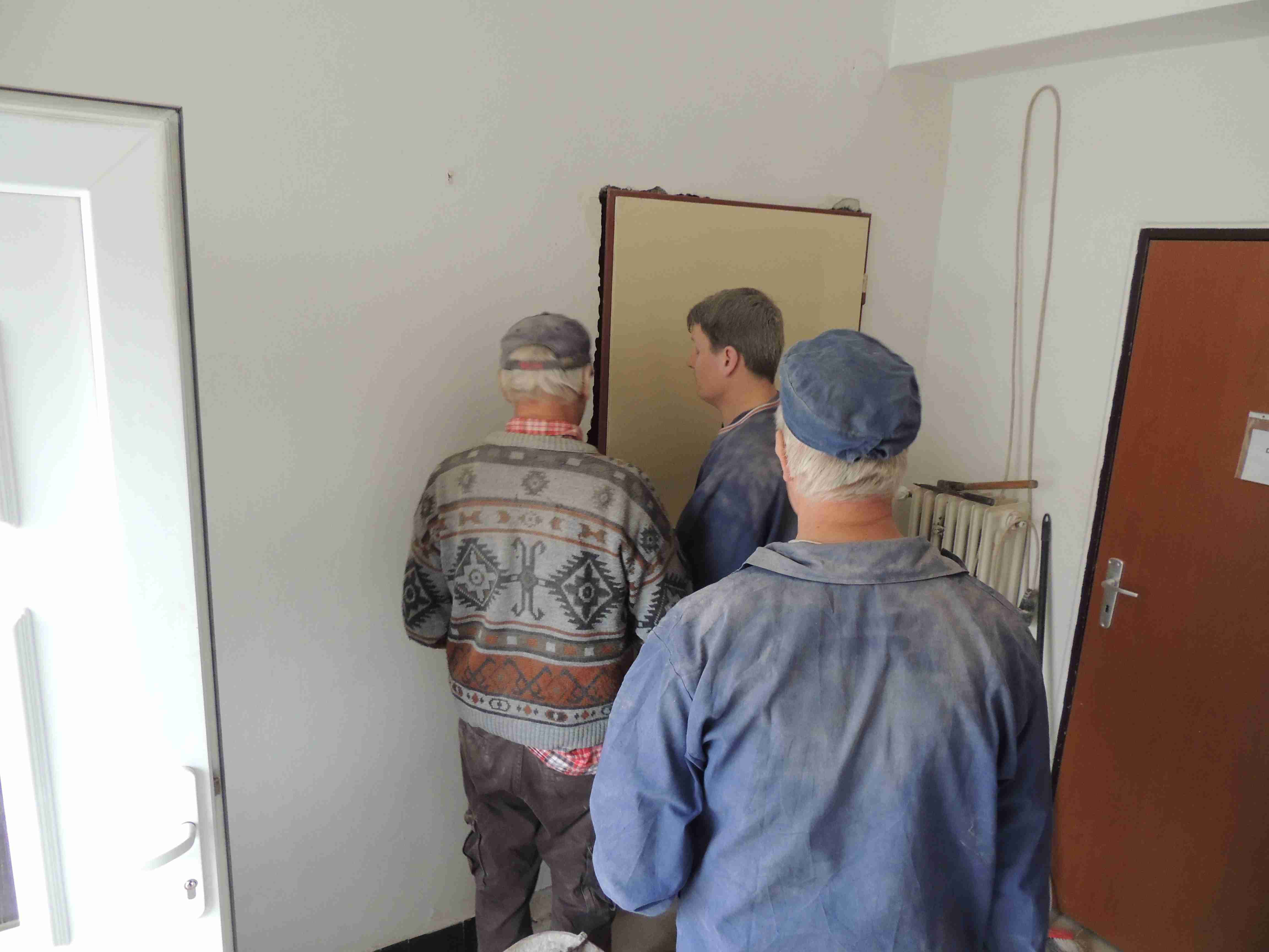 Br. farár Krivuš, Petrovič a Raffaj osádzajú nové dvere do kancelárie
