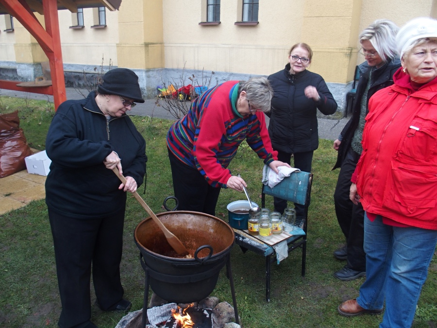 A už sa škvarí masť a škvarky - mňam - mňam